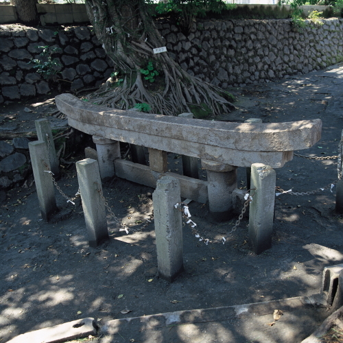 桜島の火山灰に埋もれている珍しい鳥居