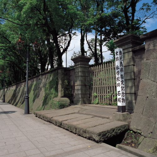 鹿児島県指定記念物の私学校跡石碑