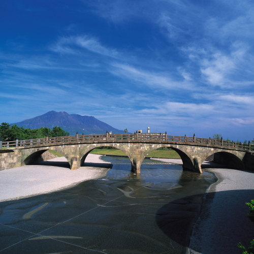 当館より車で約１０分の石橋記念公園