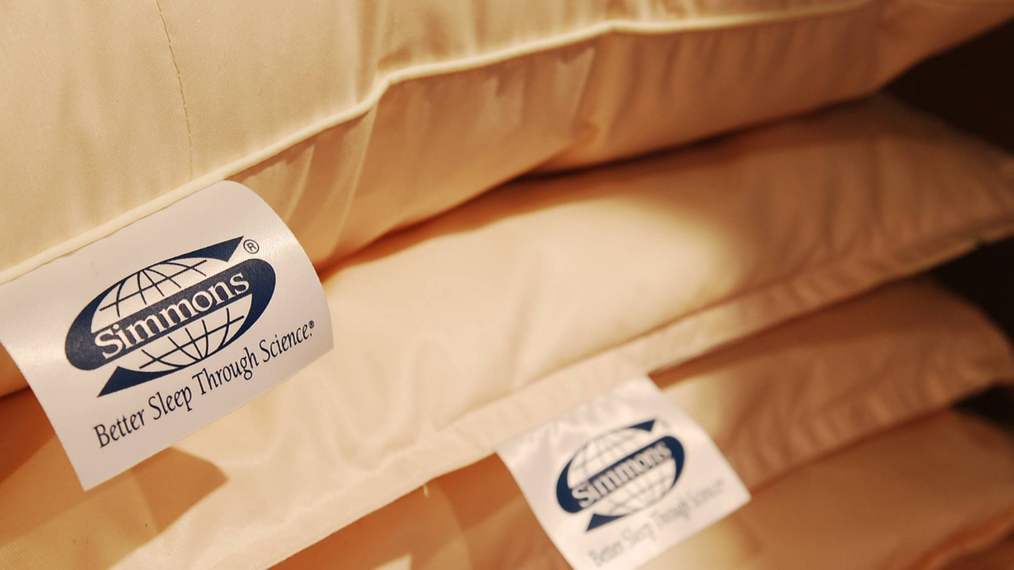全176室に業界初『シモンズ製ベッドマット』を導入。快眠をお約束致します。（エコノミールームは除く）