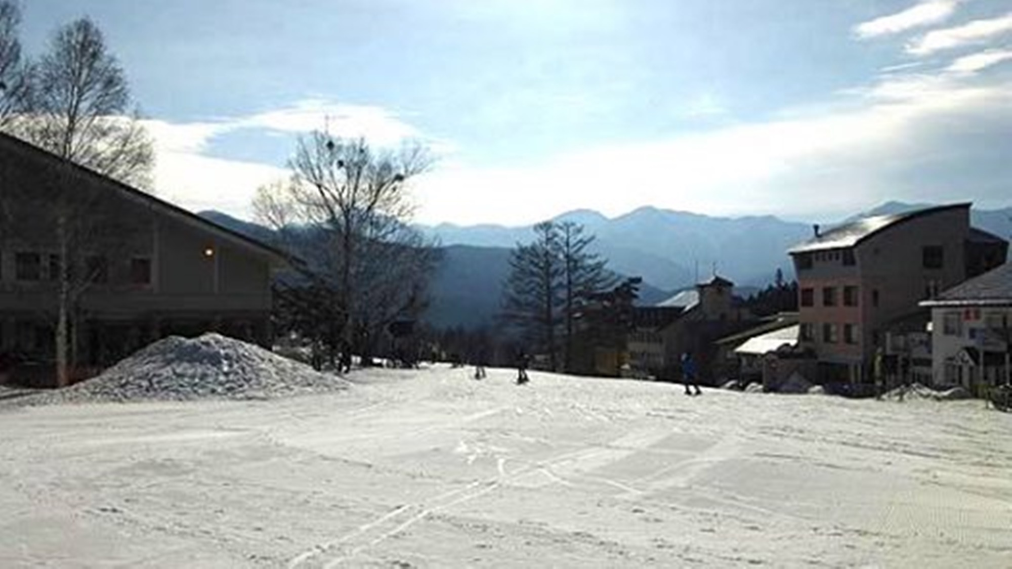 *ホワイトワールド尾瀬岩鞍。スキーやスノボを楽しむ人達で賑わいます。【片品村観光協会提供】