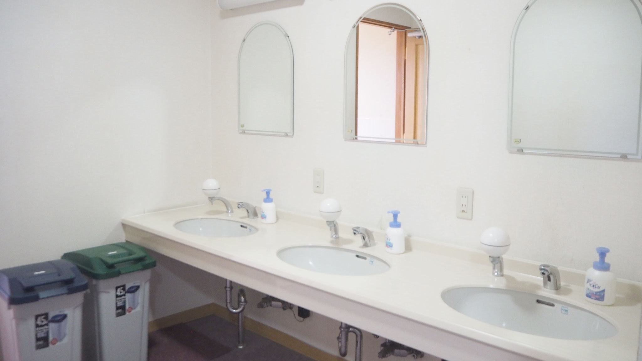 ＊館内設備／洗面台は大人数でも利用できるように蛇口を多く設置しております。