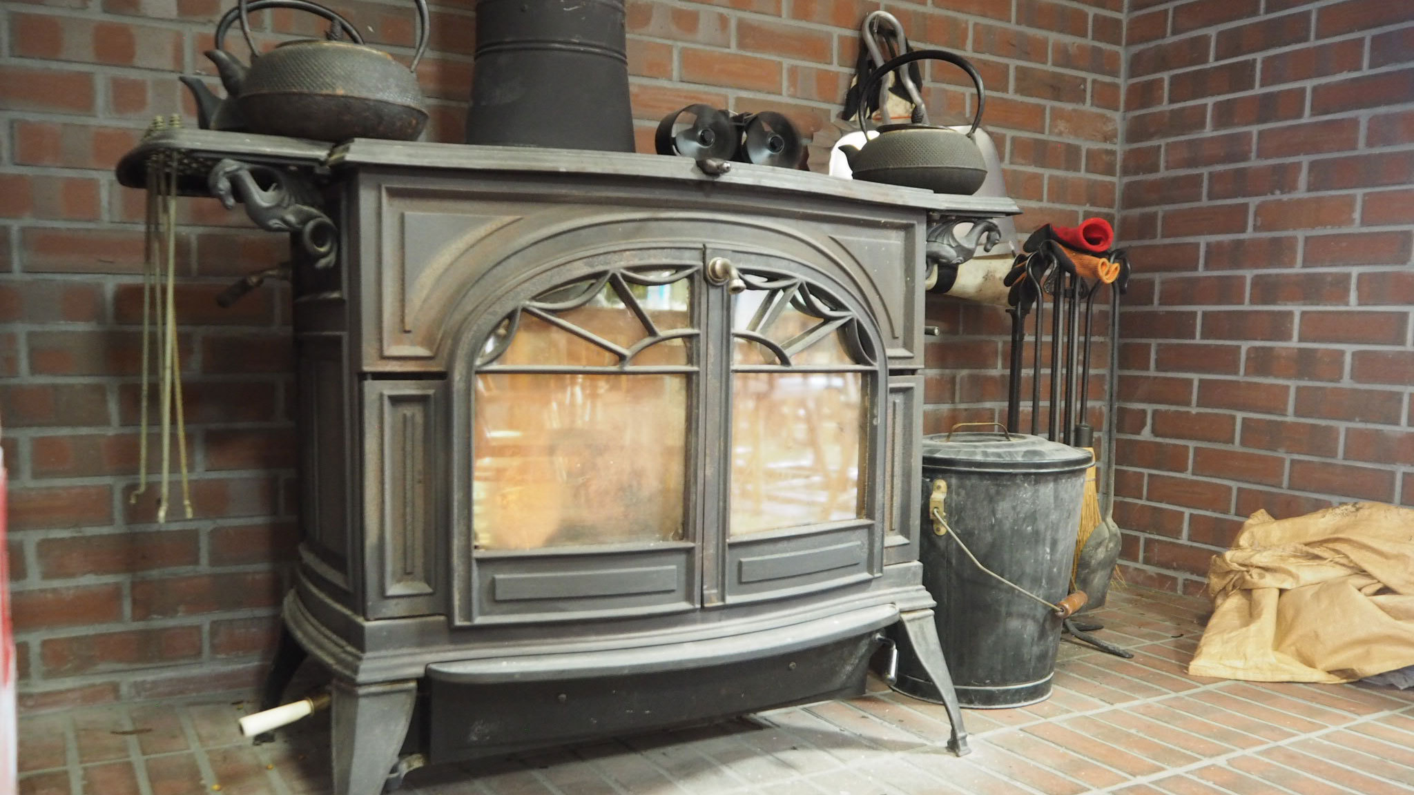 ＊館内設備／温もりのある暖炉。オーナーが自ら薪を割っています。