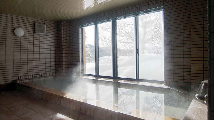 *【大浴場（冬）】窓からは四季の景色が望めます。