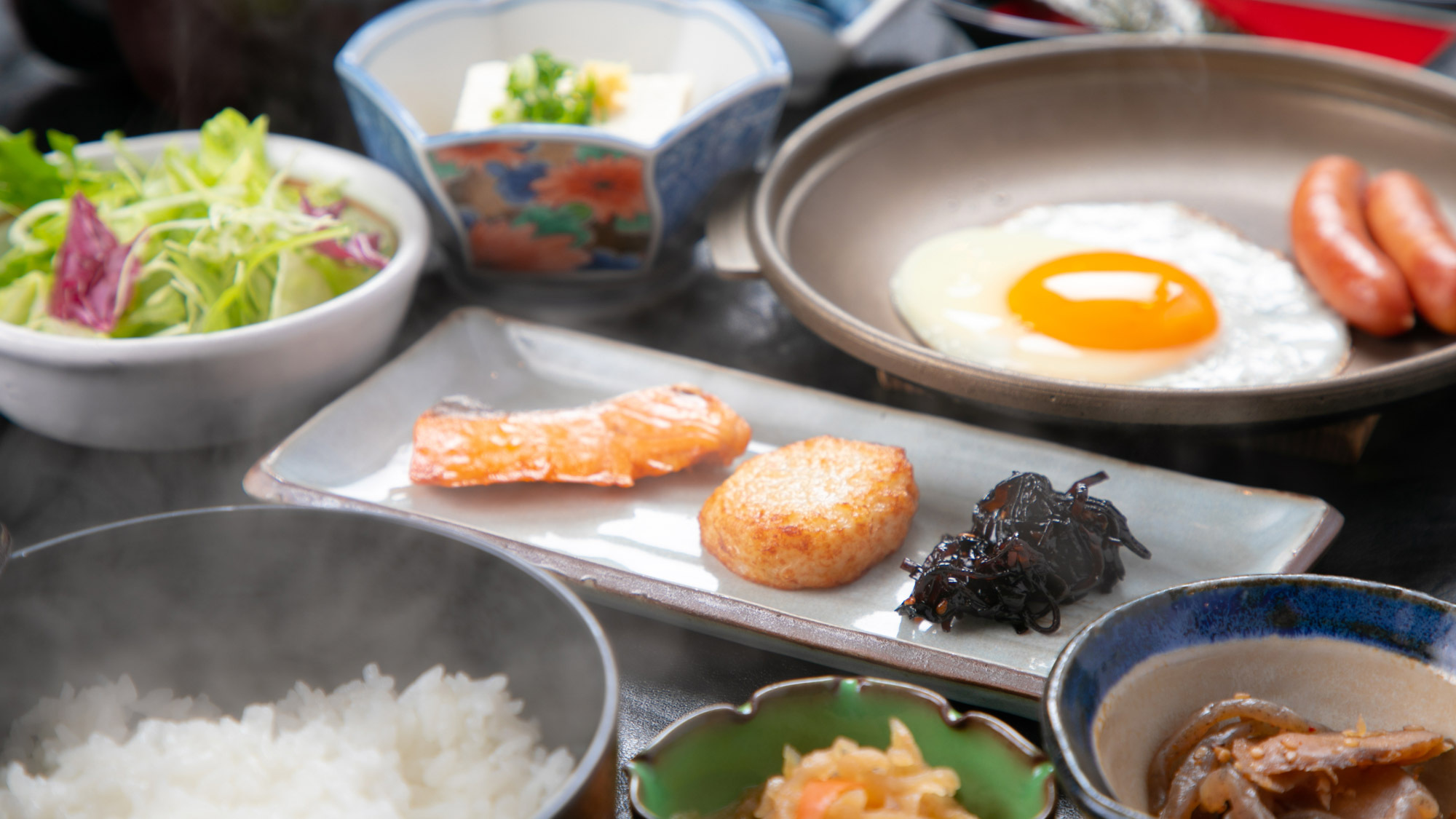 【ご朝食一例】身体にやさしい、ほかほかの和朝食。一日の始まりに宮崎の「美味しい」が詰まったご朝食を