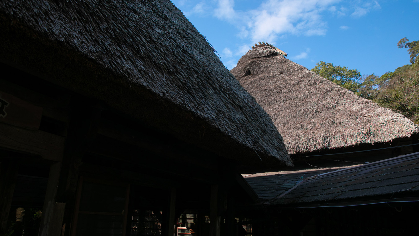 【式部亭】式部亭では本物のかやぶき屋根を使用しています。