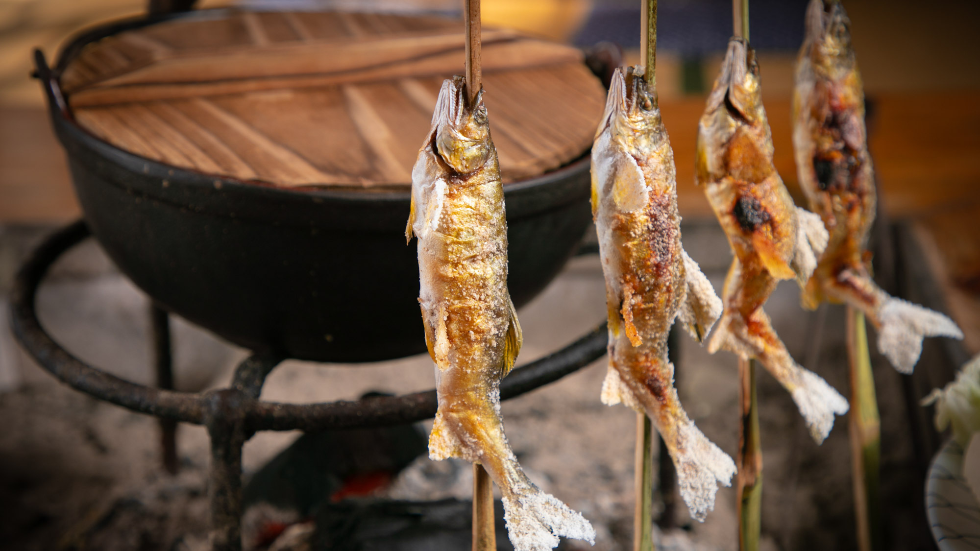 【お食事一例】囲炉裏の炭火で炙った『鮎の塩焼き』は白身がホクホクで絶品です。