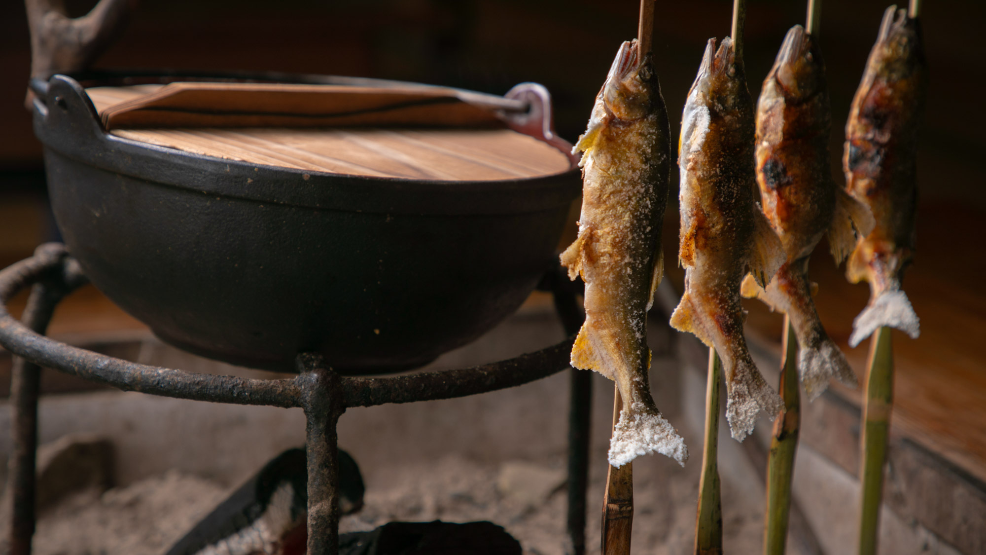 【お食事一例】囲炉裏の炭火で炙った『鮎の塩焼き』は絶品です。