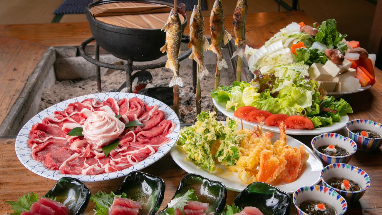 【お食事一例】天ぷら、お刺身、サラダがついた牛と豚のしゃぶしゃぶ会席コースです。