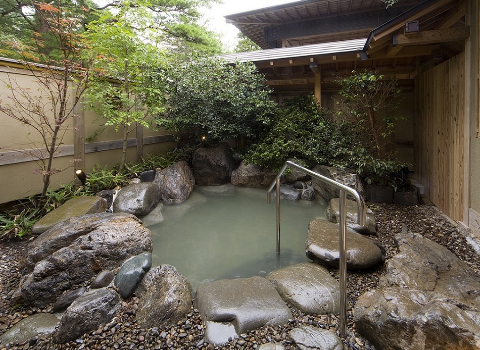 離れ瑠璃山3岩の湯