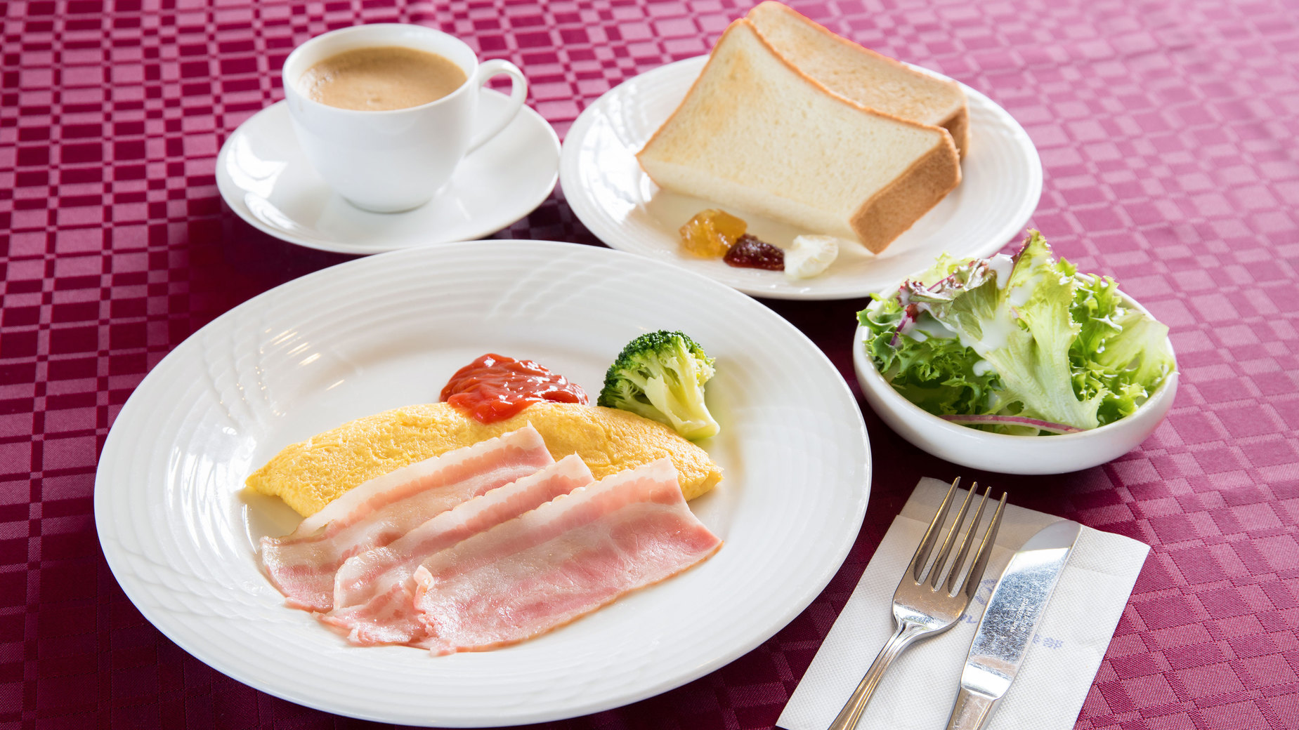 ＊朝食／パンやコーヒーなどの軽食のご用意がございます。
