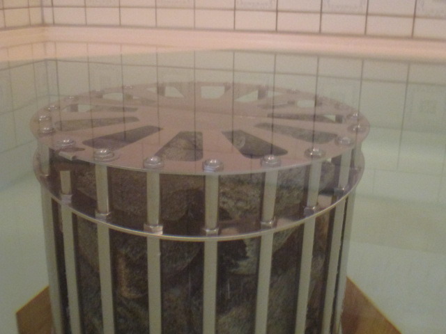 浴場の浴槽内には天然ラジウム鉱石を設置。さまざまな浴用効能を得られます。