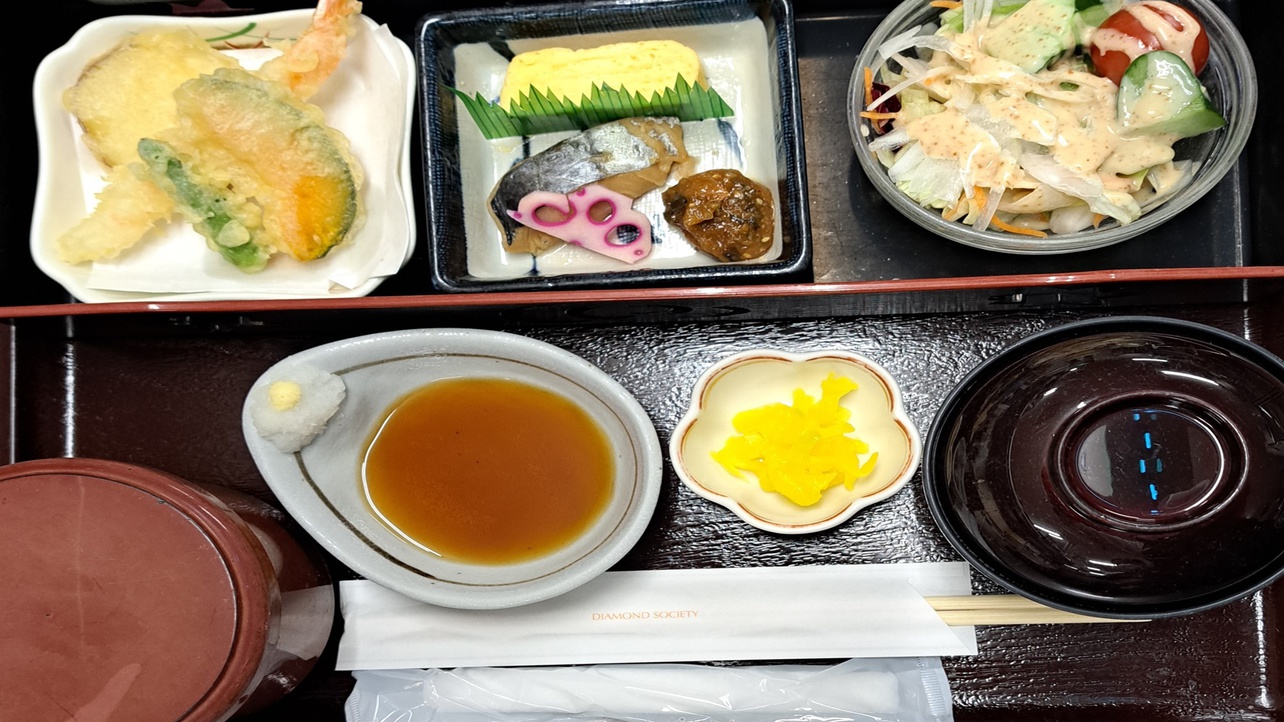 *【和定食（一例）】日帰りプランに付く昼食。焼き物・天ぷらなど、気軽に愉しめる御膳になります。