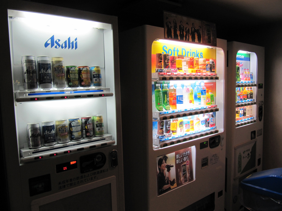 お酒とジュースの自動販売機