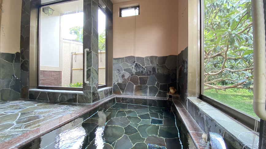 【風呂】目線に広がる四季の自然で癒される大浴場