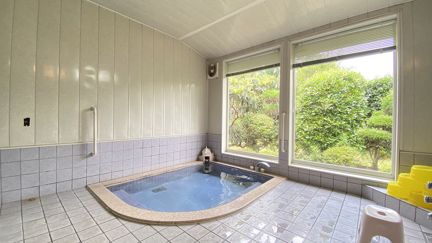 【風呂】当館のびわ園が眺められる大浴場