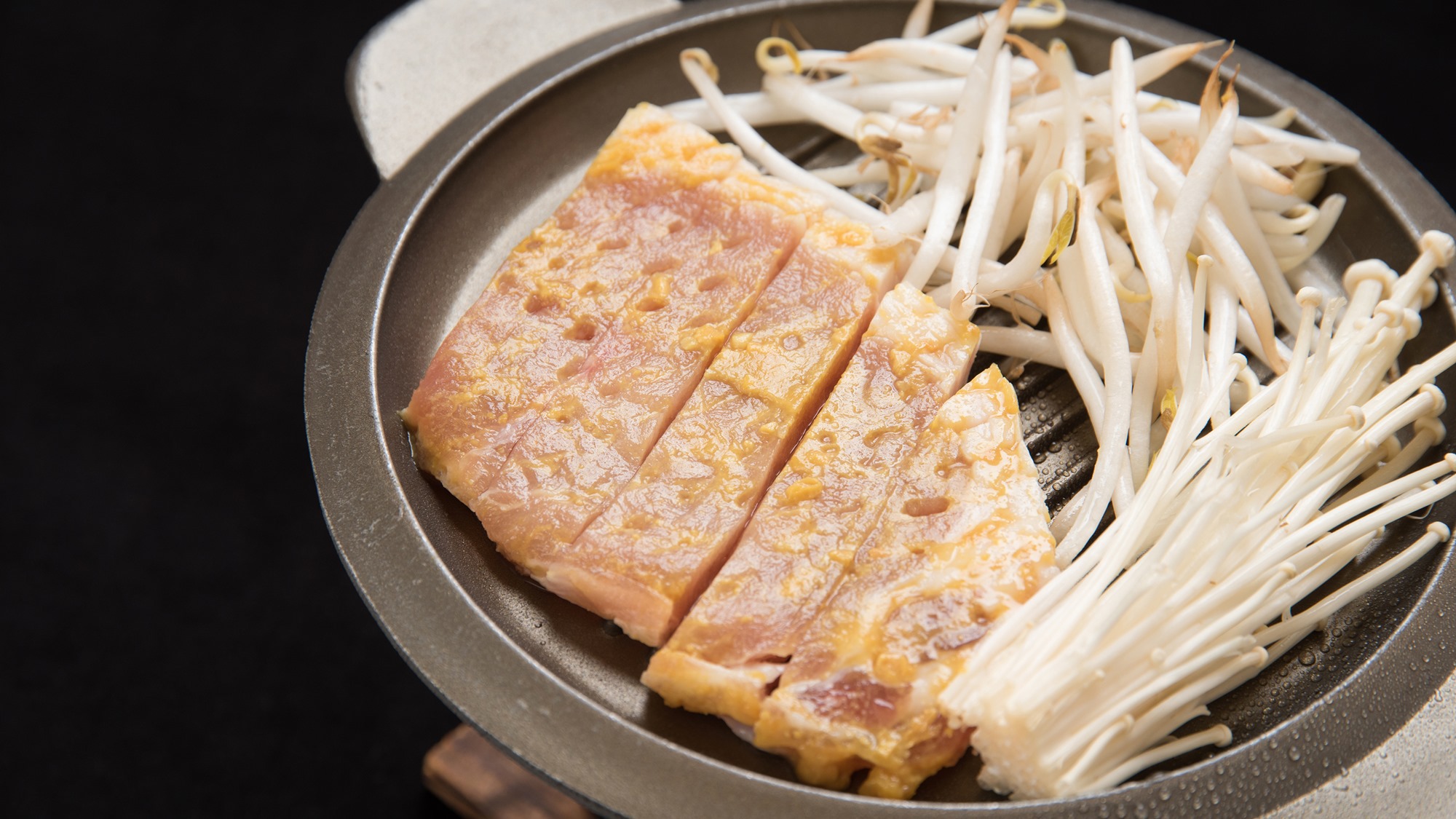 *【夕食一例：SPF豚の焼肉】柔らかい歯ごたえの豚肉を陶板焼きでご用意。