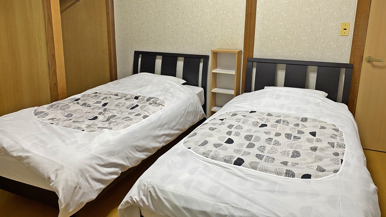 *【客室一例：和洋室】広々ベッドで快適にお休みいただけます。和室と分かれており、どちらでも寛げます。