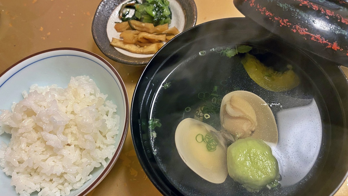 *【夕食一例：吸い物・御飯・香の物】潮仕立ては、つみれとはまぐりの優しいお味に、ほっと癒されます。