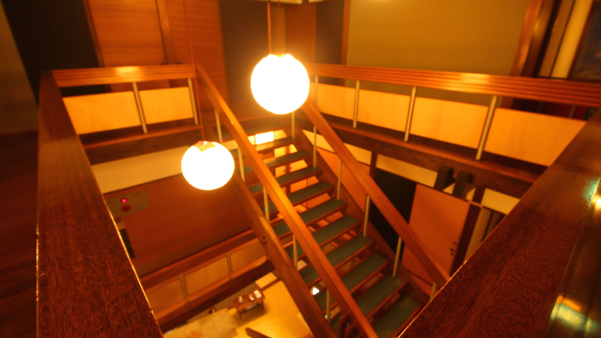 ＃館内／昭和レトロな階段。タイムスリップしたような気分になれます。