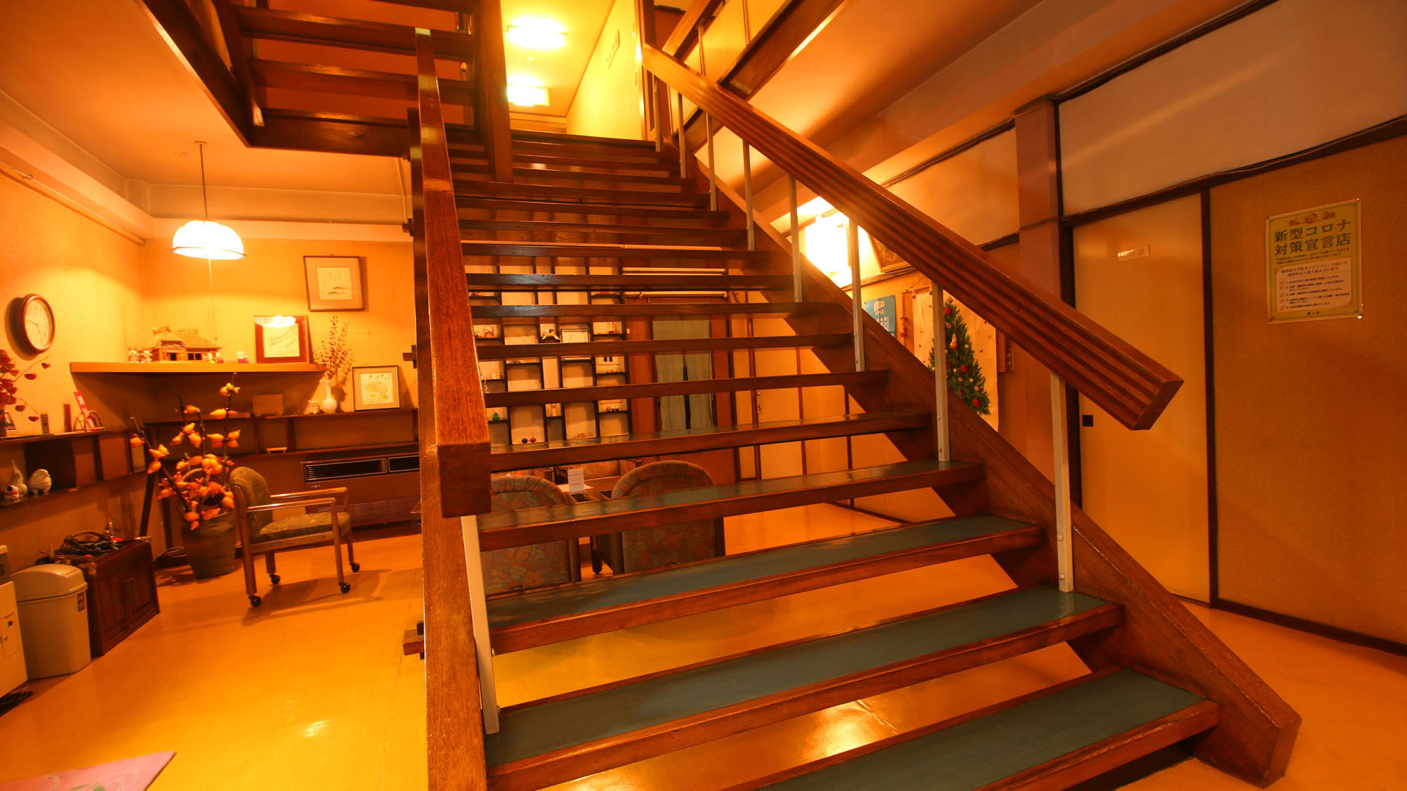 ＃館内／館内に入るとまず見える大きな階段。レトロな雰囲気が漂います。