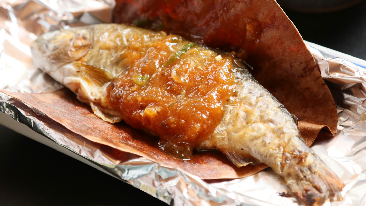 朴葉焼き地元の旬魚を朴葉で包み、オリジナルの味噌で香ばしく焼きあげます