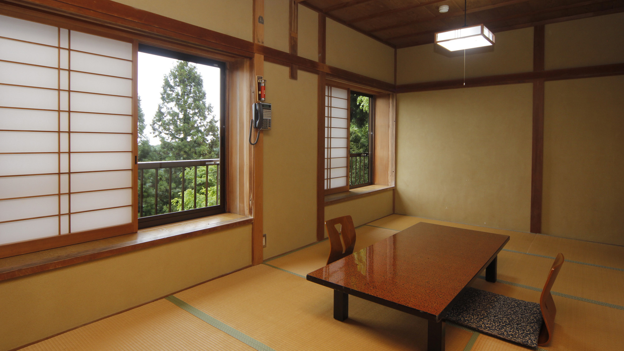 本館：和室窓から御岳の自然を見渡せる、落ち着いた日本間