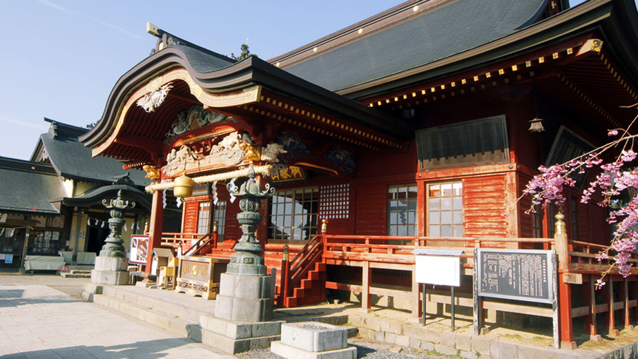 御嶽神社御岳山頂の境内に、本殿・拝殿をはじめ数々の神を祀るお社があります