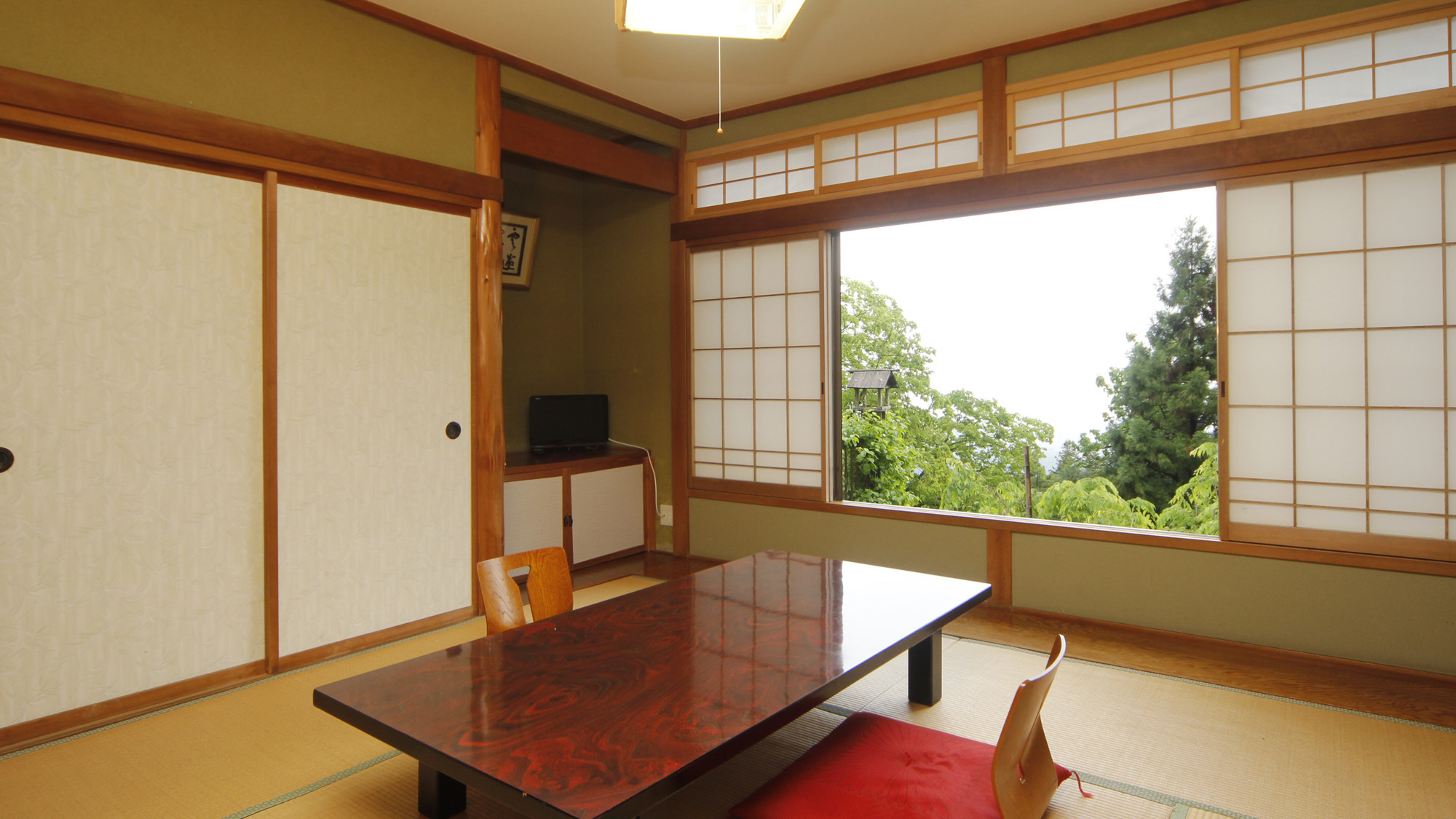本館：和室窓から御岳の自然を見渡せる、落ち着いた日本間