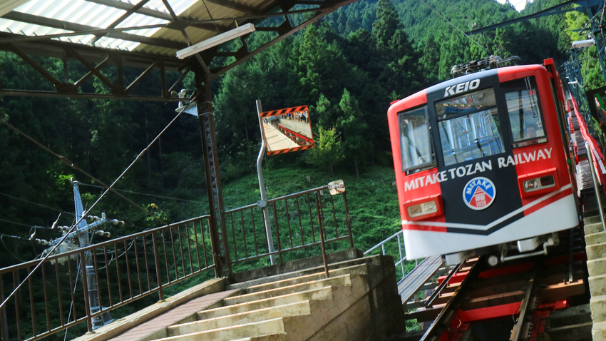 ケーブルカー御岳山麓の滝本駅と標高831ｍの御岳山駅を結ぶケーブルカー