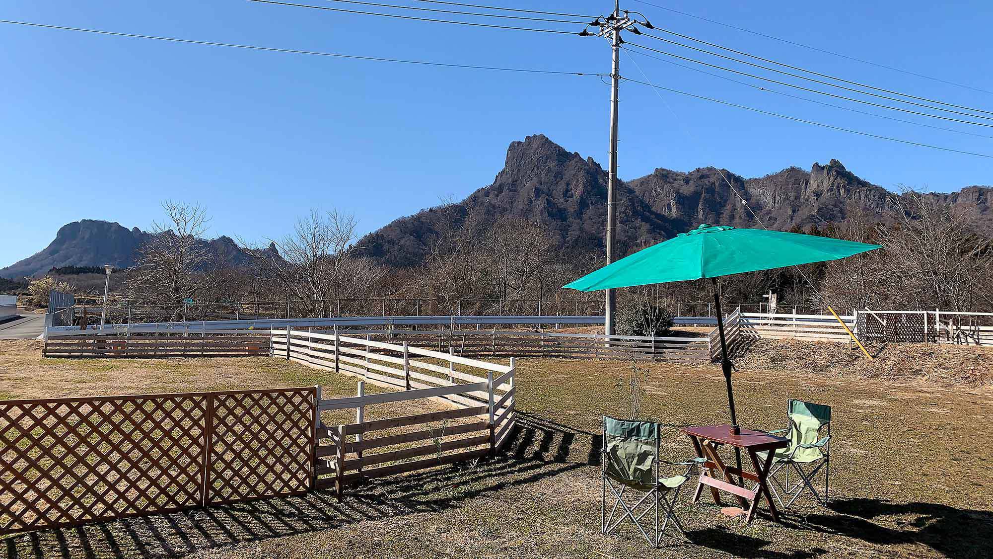 ドッグランから望む名峰、妙義山