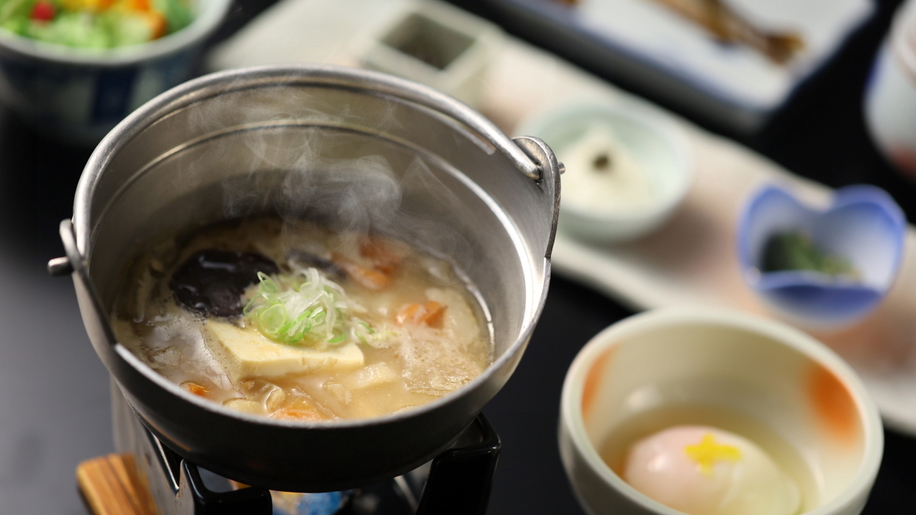 地物野菜などのお味噌汁など朝食の和定食一例