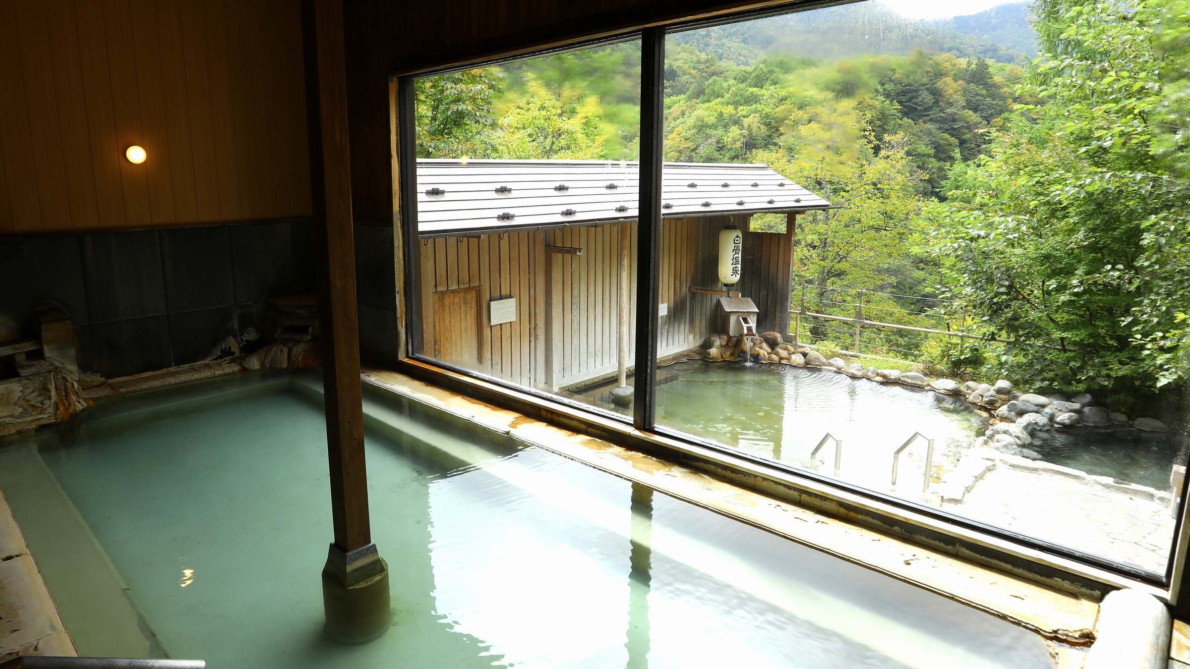 女性用の内湯と露天風呂