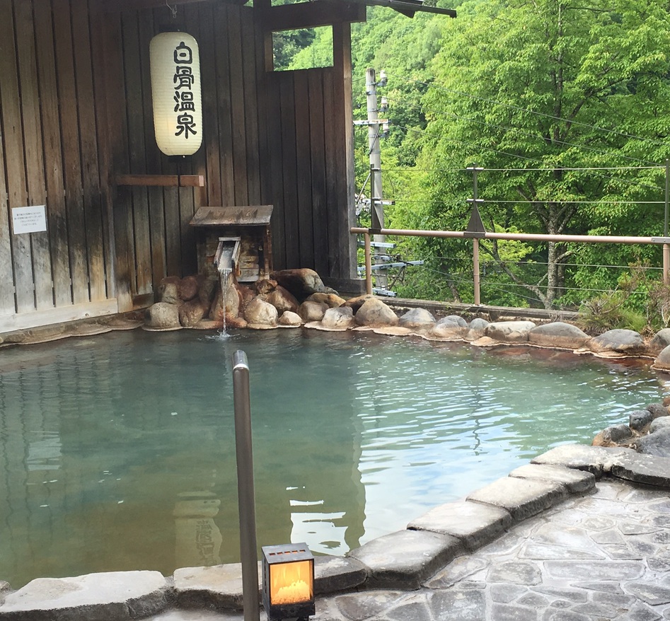 清々しい初夏の露天風呂