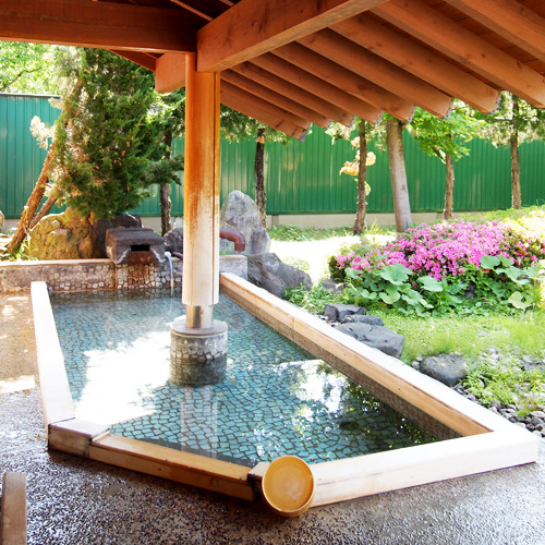 *【温泉】露天風呂では、緑まぶしい新緑から雪景色まで四季の風情が楽しめます。