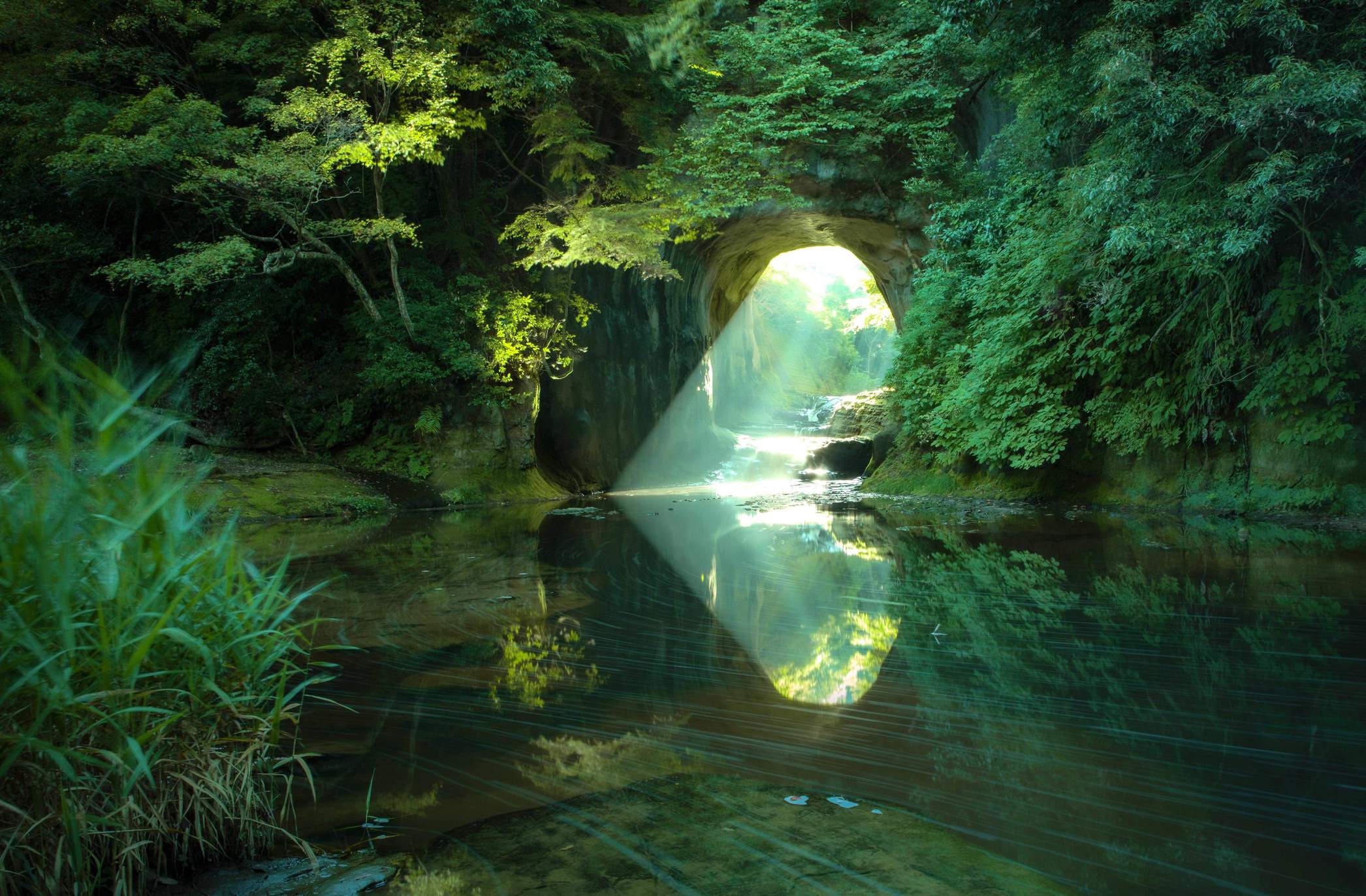 濃溝の滝清水渓流広場カメ岩の洞窟