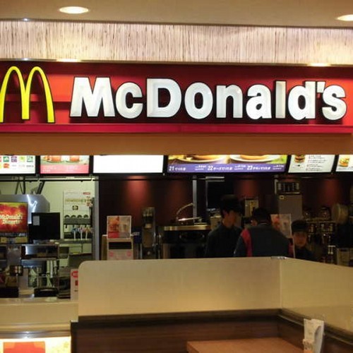 ２４時間営業のフ−ドコ−トにあるマクドナルド様です