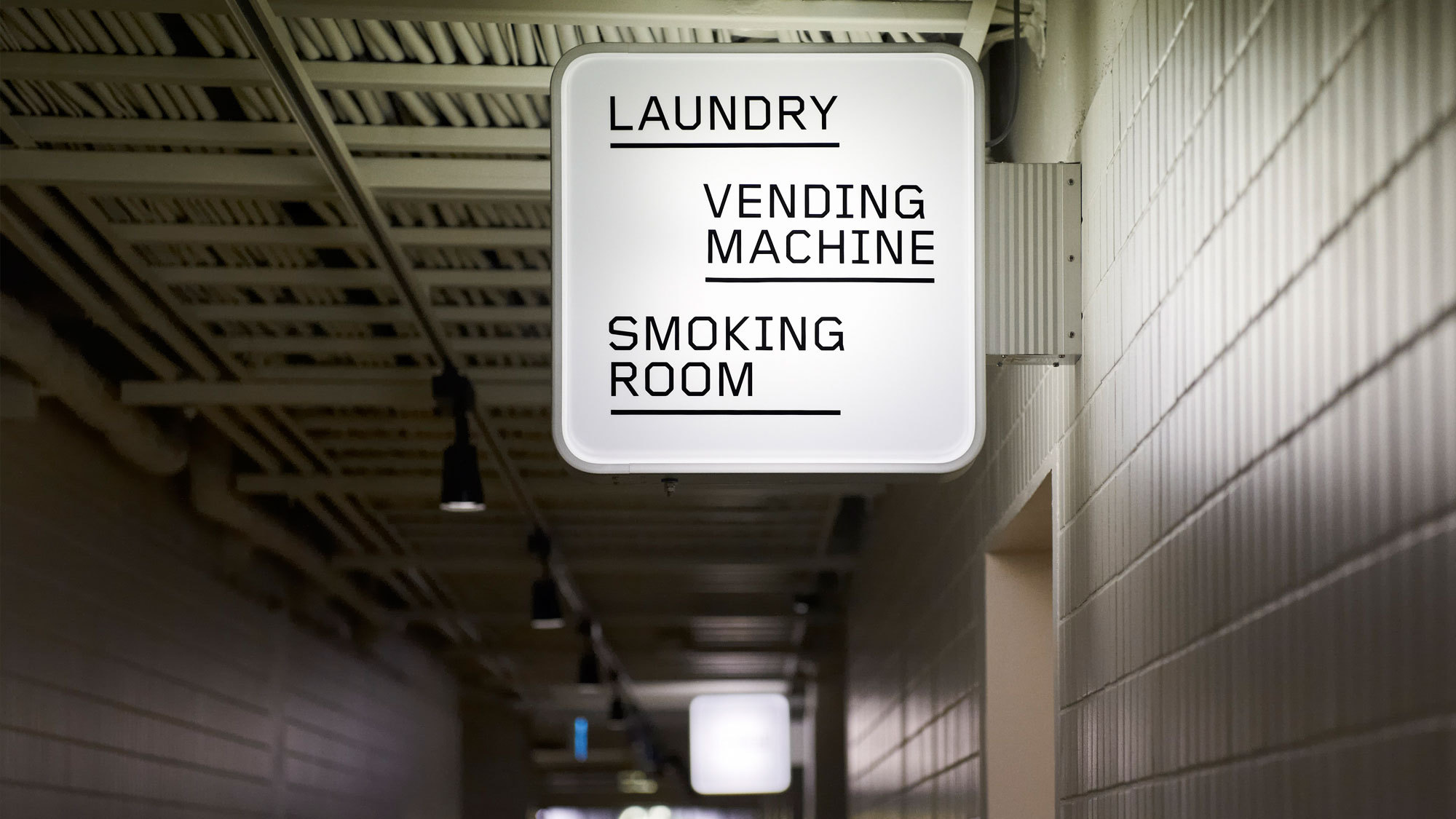 1F共用部にはコインランドリー(有料)・喫煙スペース・自販機(ソフトドリンク)をご用意しています。