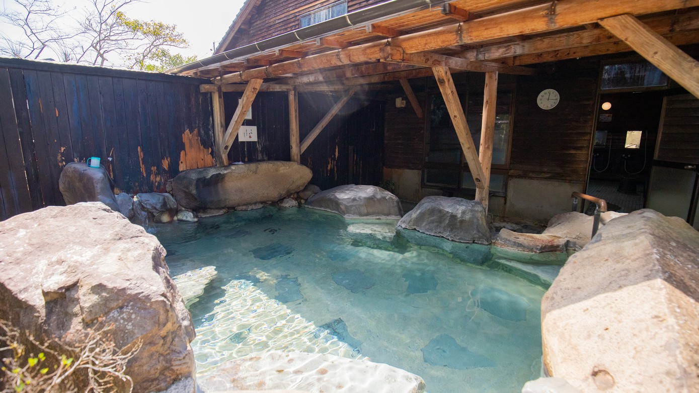 大浴場／露天風呂：温泉特有の硫黄の香りが漂う単純硫黄泉です