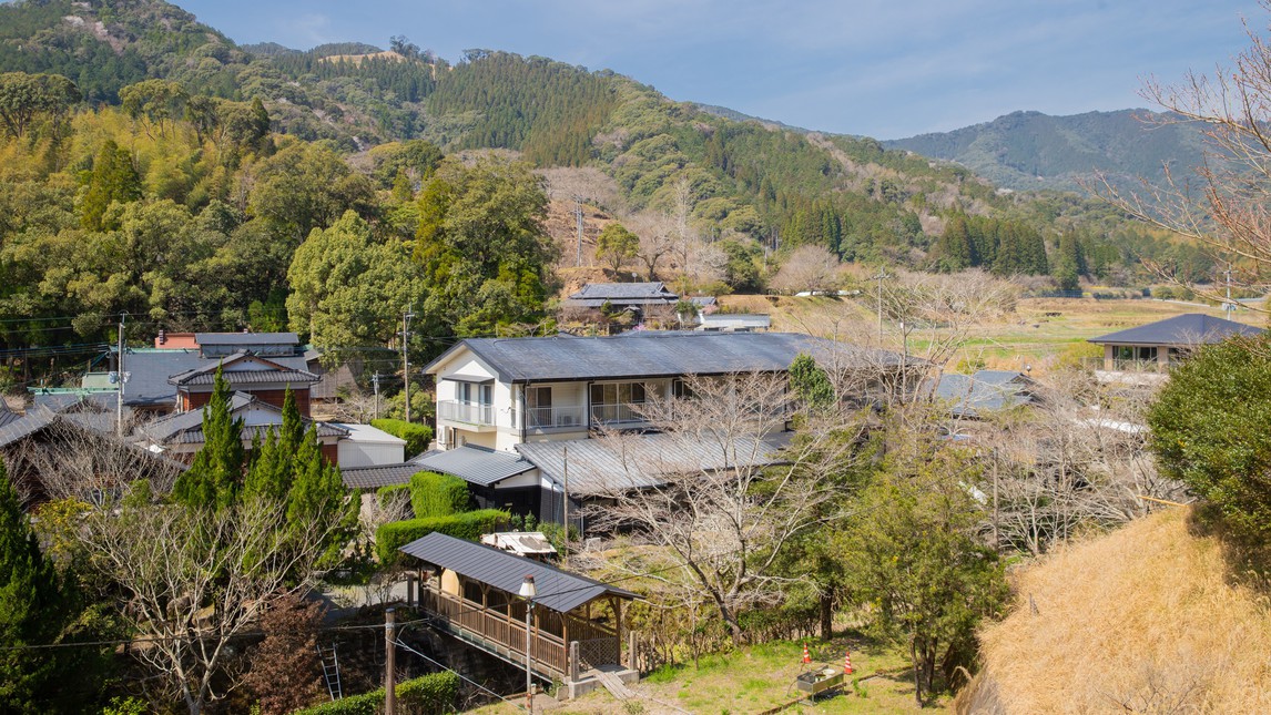 全景：緑に囲まれた自然豊かな立地