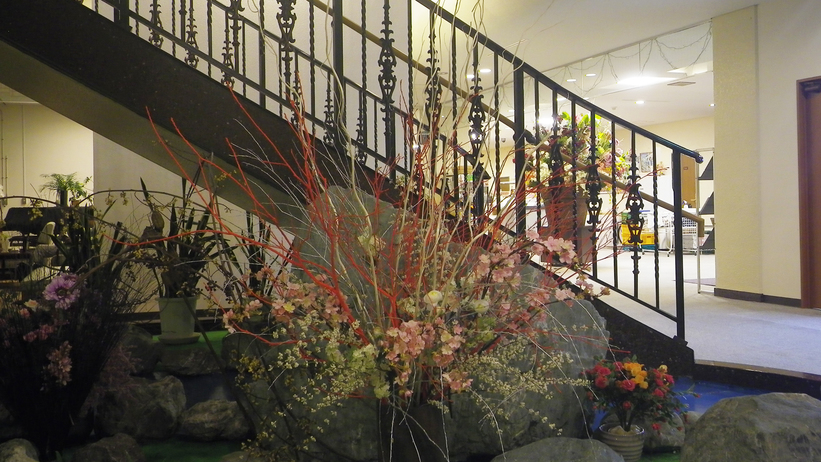 *【館内】館内の至るところには、生け花を飾っています。