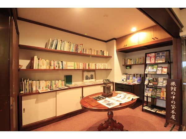 1階ロビー書架