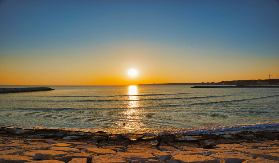 夕日ヶ浦海岸タ映えスポット水平線に沈む夕日をお愉しみください。