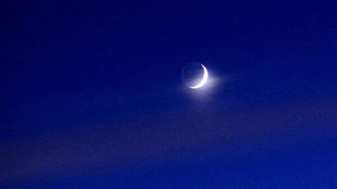 津別岬展望台から見上げた空に光る三日月