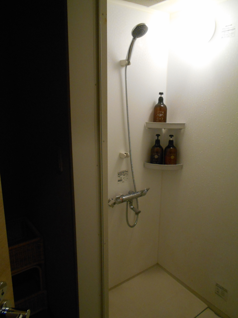 宿泊用シャワー室3階廊下他のお客様と共用でご利用していただきます。