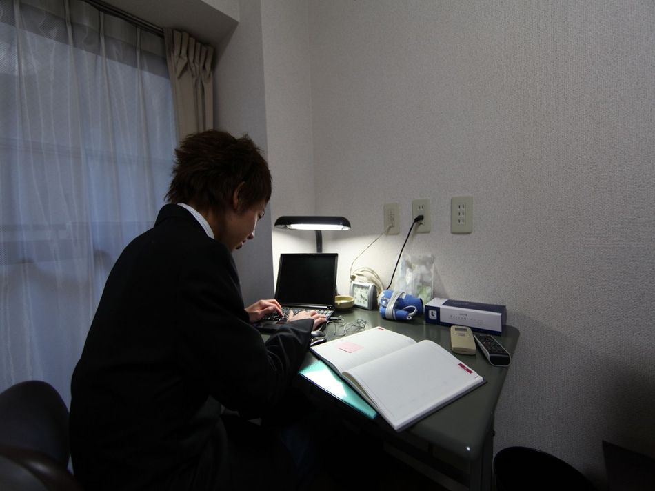 洋室7.8帖32型テレビ・ＤＶＤプレイヤー・ベット・デスク・掃除機等ユニットタイプ