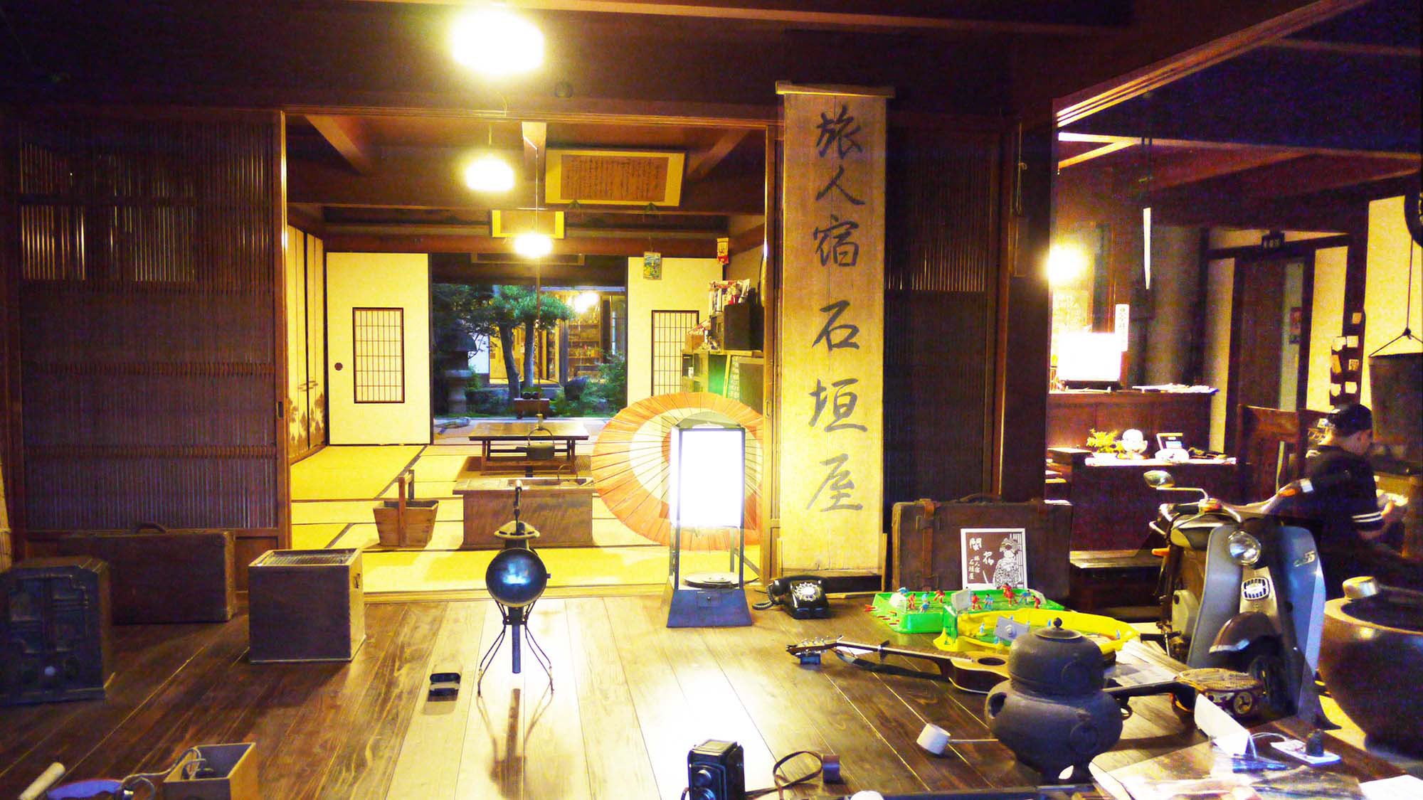 ・「博物館」板間にレトロな品を展示しています