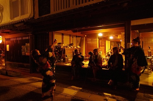 石垣屋の前で宴２