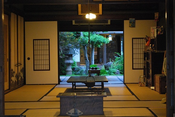 談話室からの庭の景色