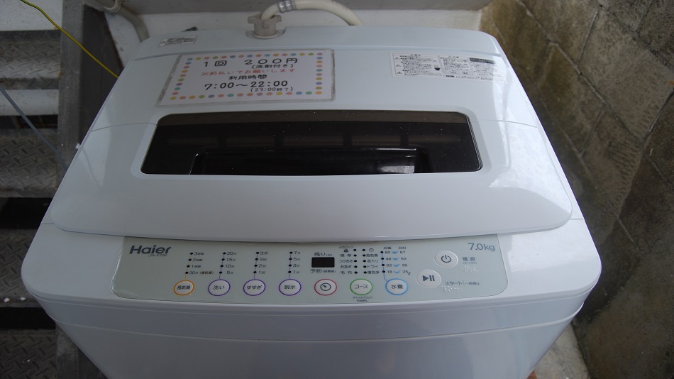 【洗濯機】１階と２階に一つずつ用意しています。１回１００円(洗剤付き)でご利用いただけます。